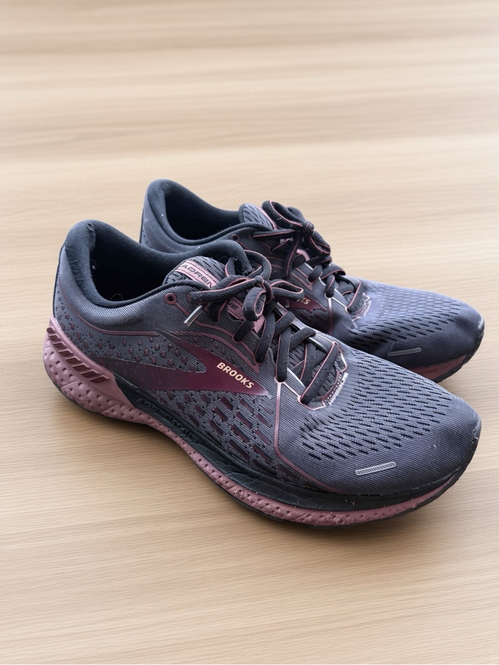 Brooks Adrenaline GTS 21 Gray Burgundy Running Shoes Women’s 10 Wide